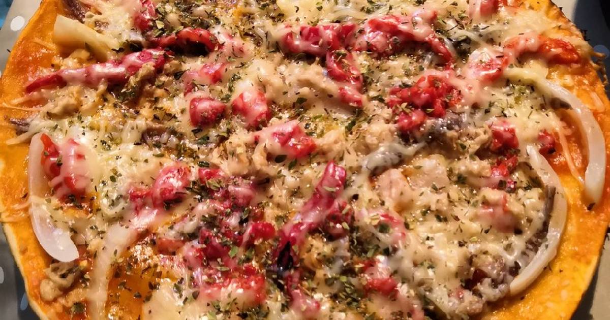 Pizza de atún y cebolla roja con masa de calabacín