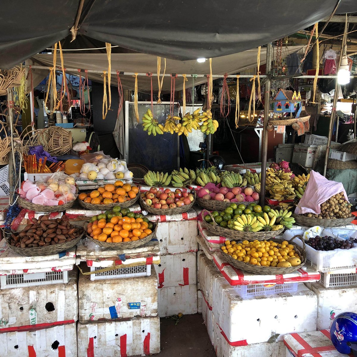 Explore the Old Market (Phsar Chas)