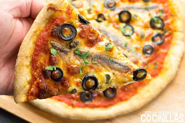 Pizza de salami y aceitunas verdes con alcaparras