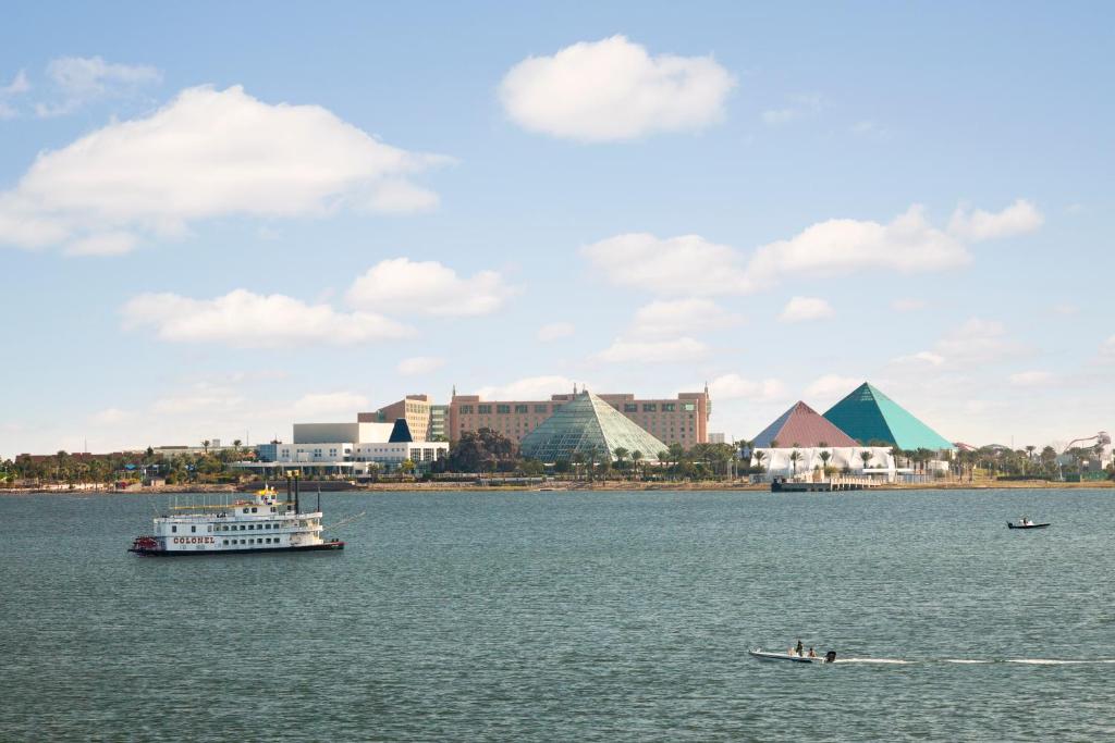 Moody Gardens Hotel