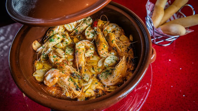 Pimientos del piquillo rellenos de queso de cabra y gambas