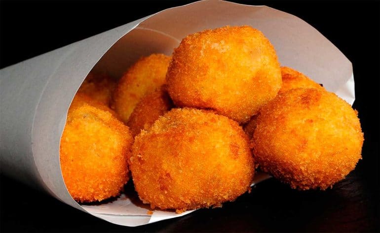 Croquetas de pollo con salsa de pimientos