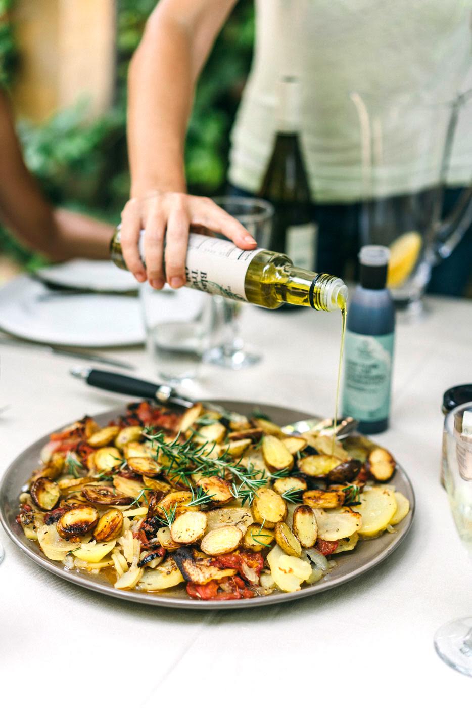 Patatas al horno con romero y vino blanco