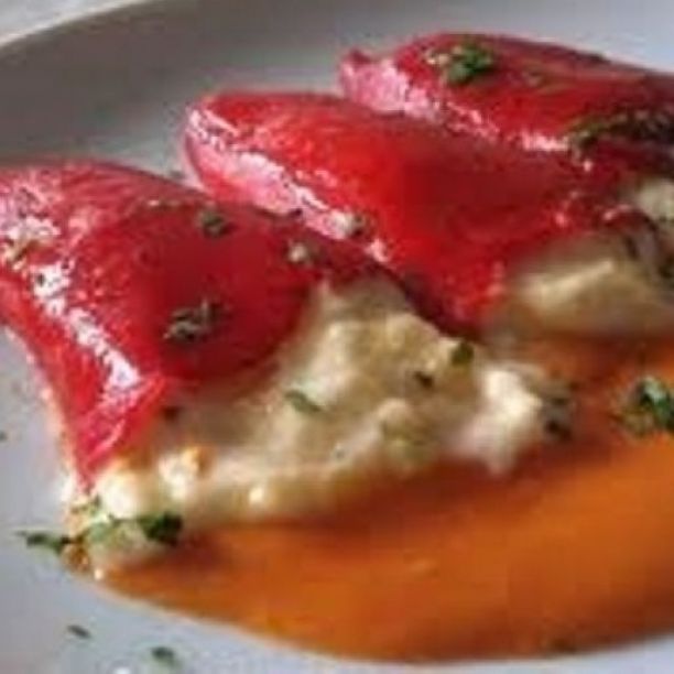 Pimientos de piquillo rellenos de bacalao al horno