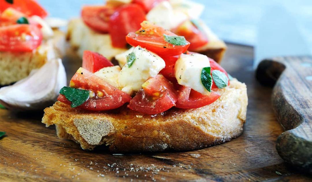Bruschetta de tomate y ajo