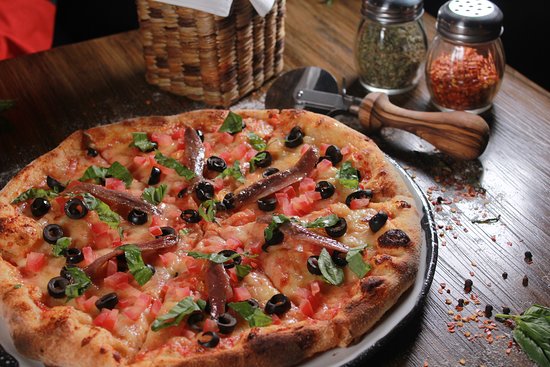 Pizza de cotto y alcachofas