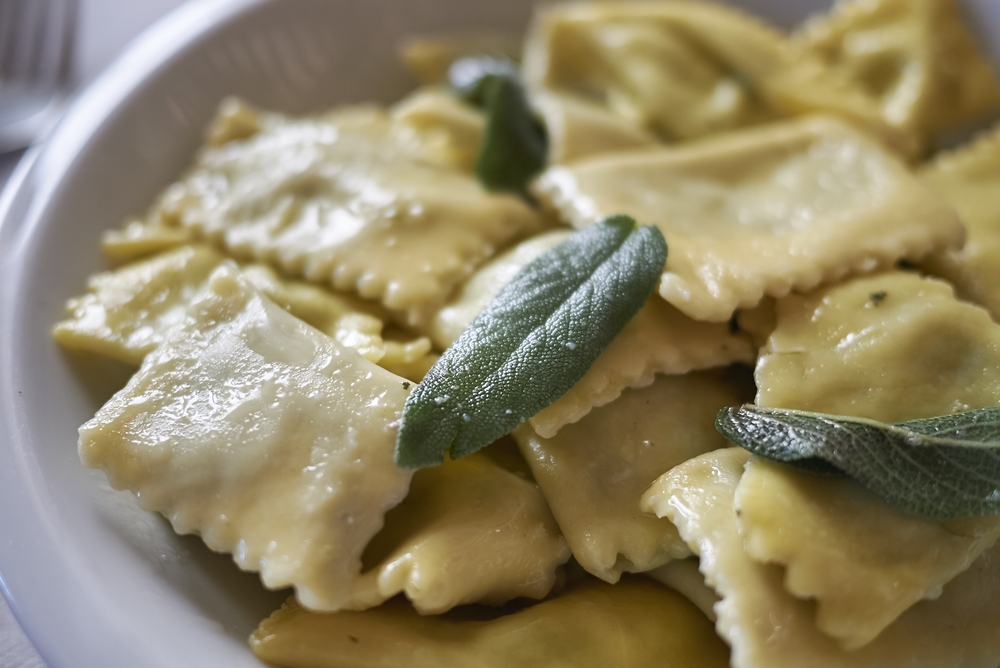 Ravioli con salsa de mantequilla y salvia
