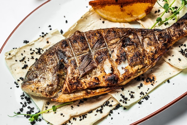 Besugo a la parrilla con salsa de limón y perejil
