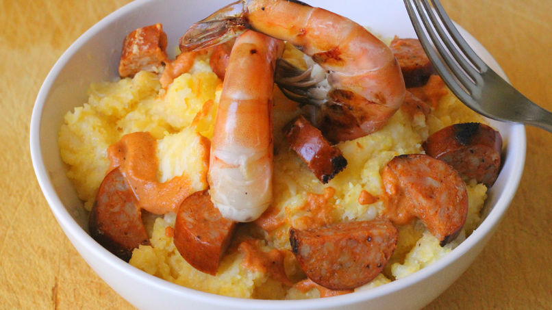 Polenta con camarones y salsa de ajo