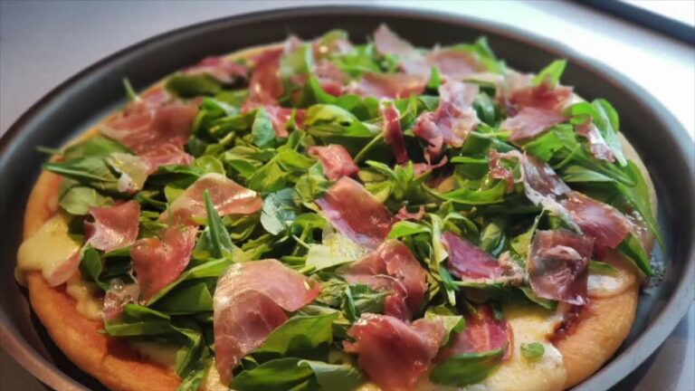 Pizza de jamón y rúcula con masa de pan de pita integral