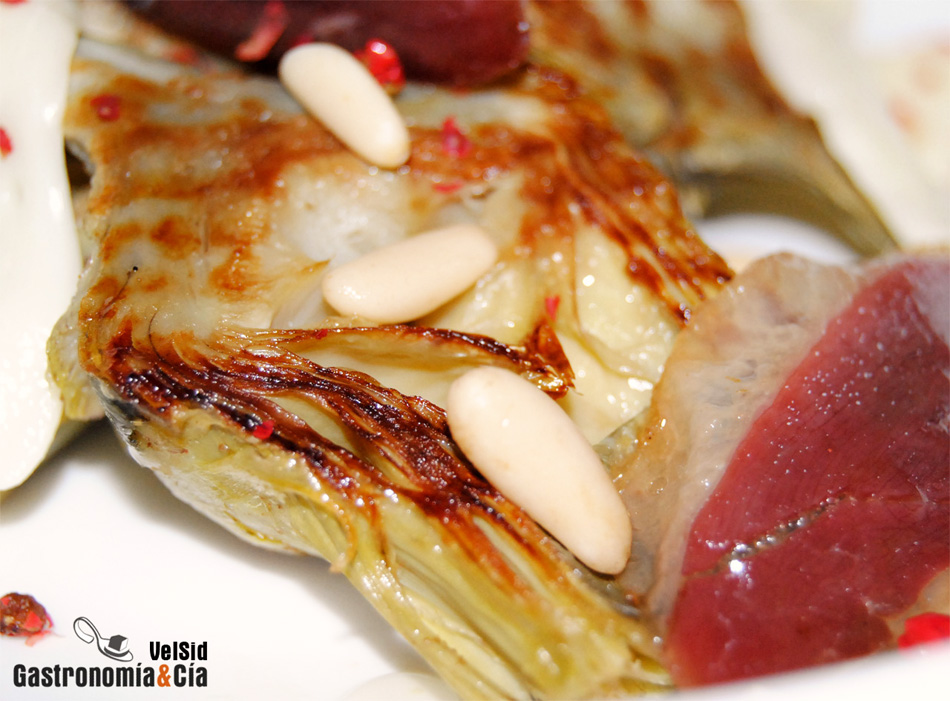 Alcachofas a la parrilla con jamón y hierbas