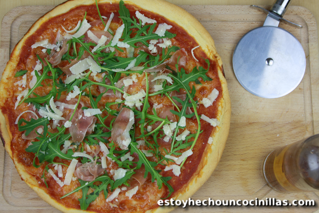 Pizza de jamón y rúcula con pesto