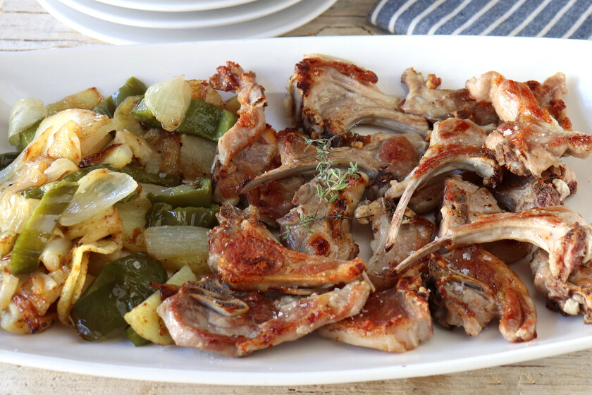 Chuletas de cordero a la brasa con patatas asadas