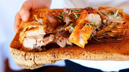 Cochinillo asado con salsa de manzana y canela