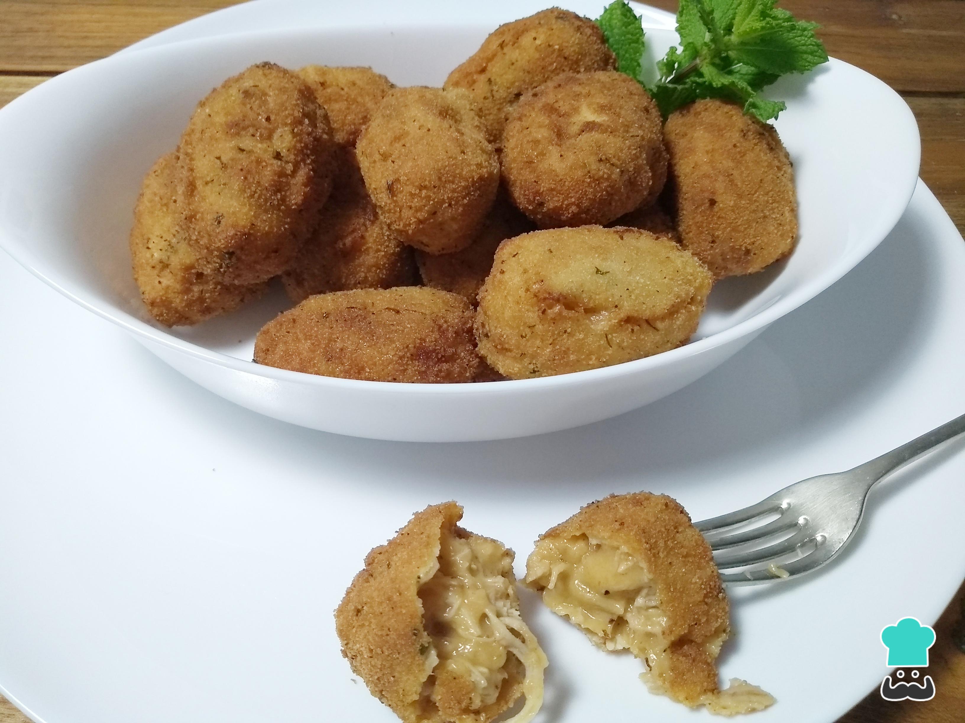Croquetas de pollo con salsa de queso azul