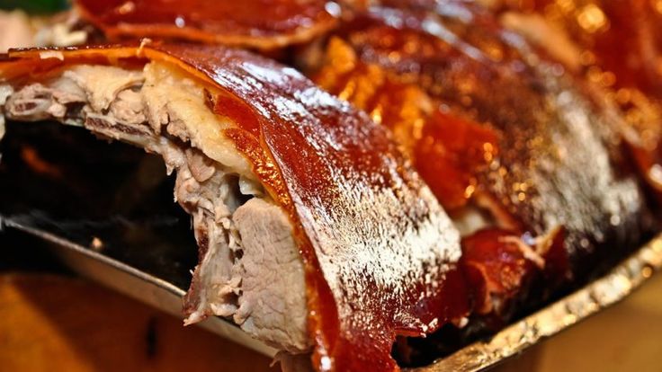 Cochinillo asado con salsa de frutos rojos