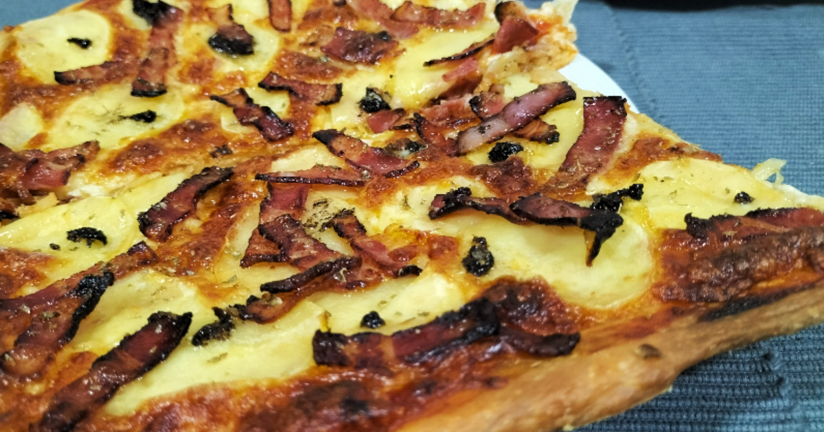 Pizza de patatas y bacon con queso de cabra