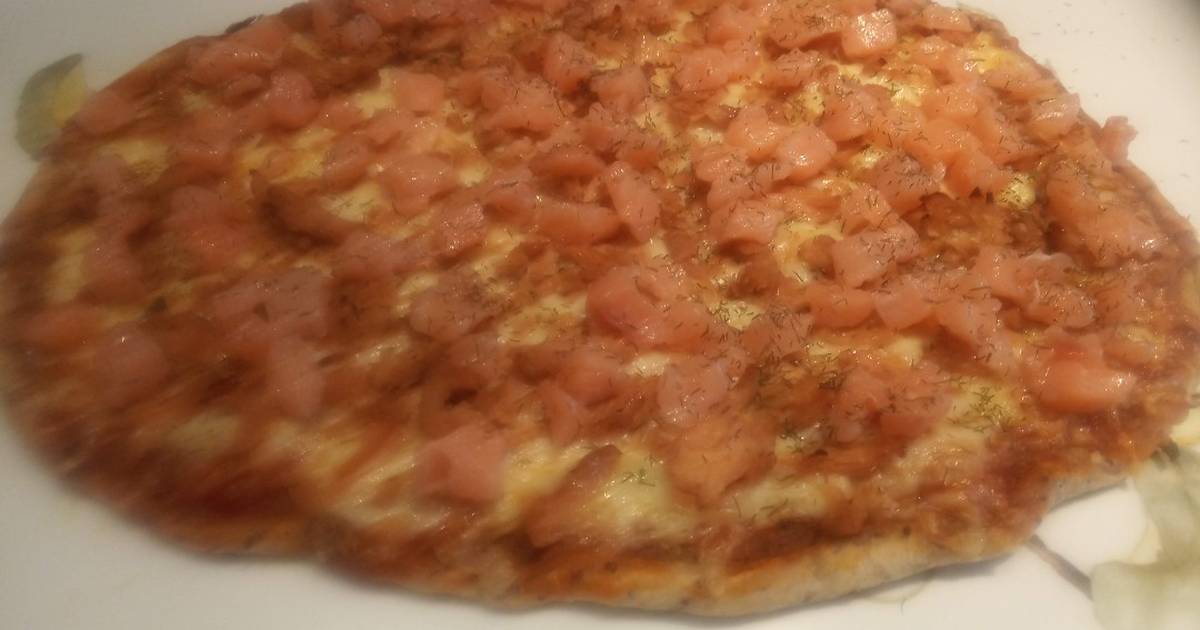 Pizza de calabacín y salmón ahumado con aceitunas negras