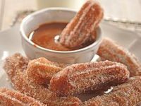Churros de coco con salsa de piña colada