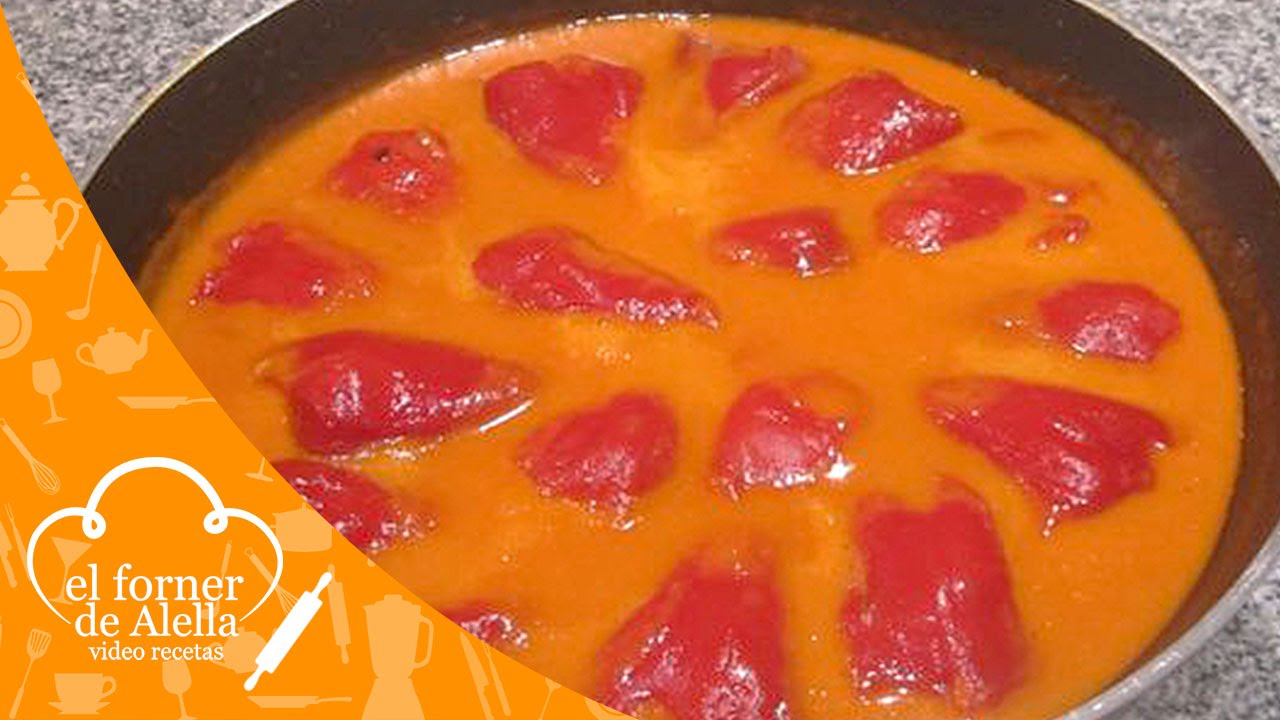 Pimientos de piquillo rellenos de bacalao en salsa de pimientos