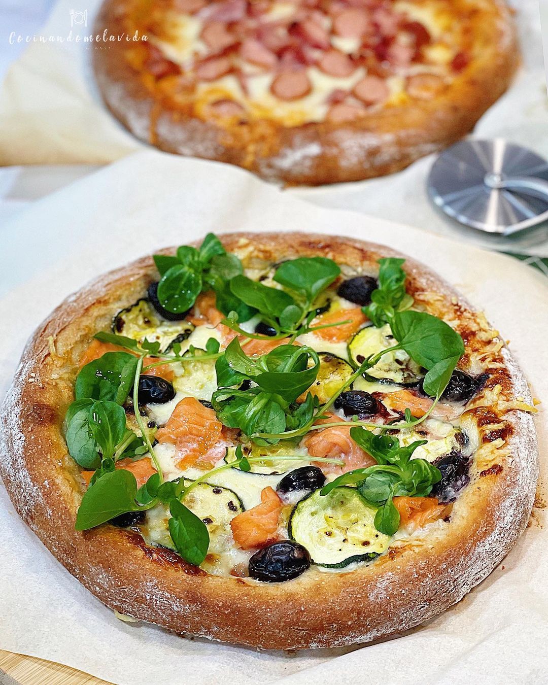 Pizza de calabacín y salmón ahumado con aceitunas