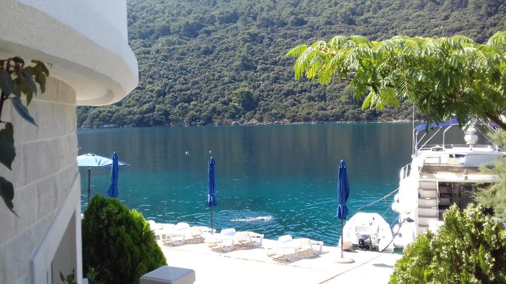 Beachfront Villa Rava Serenity