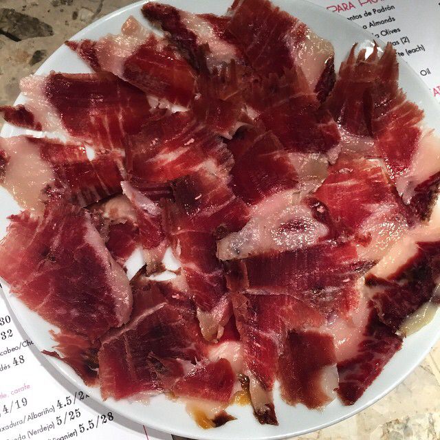 Coca de recapte con jamón serrano