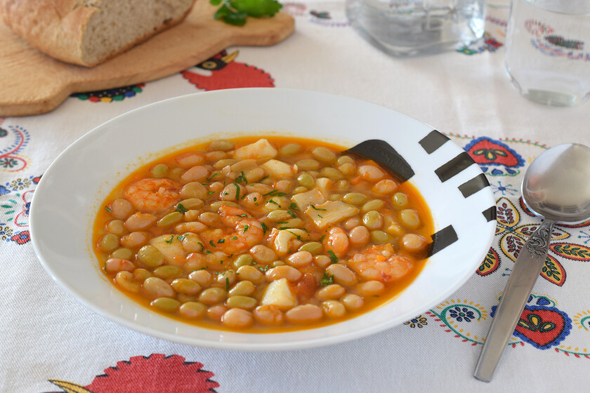 Receta de Pochas con almejas y langostinos