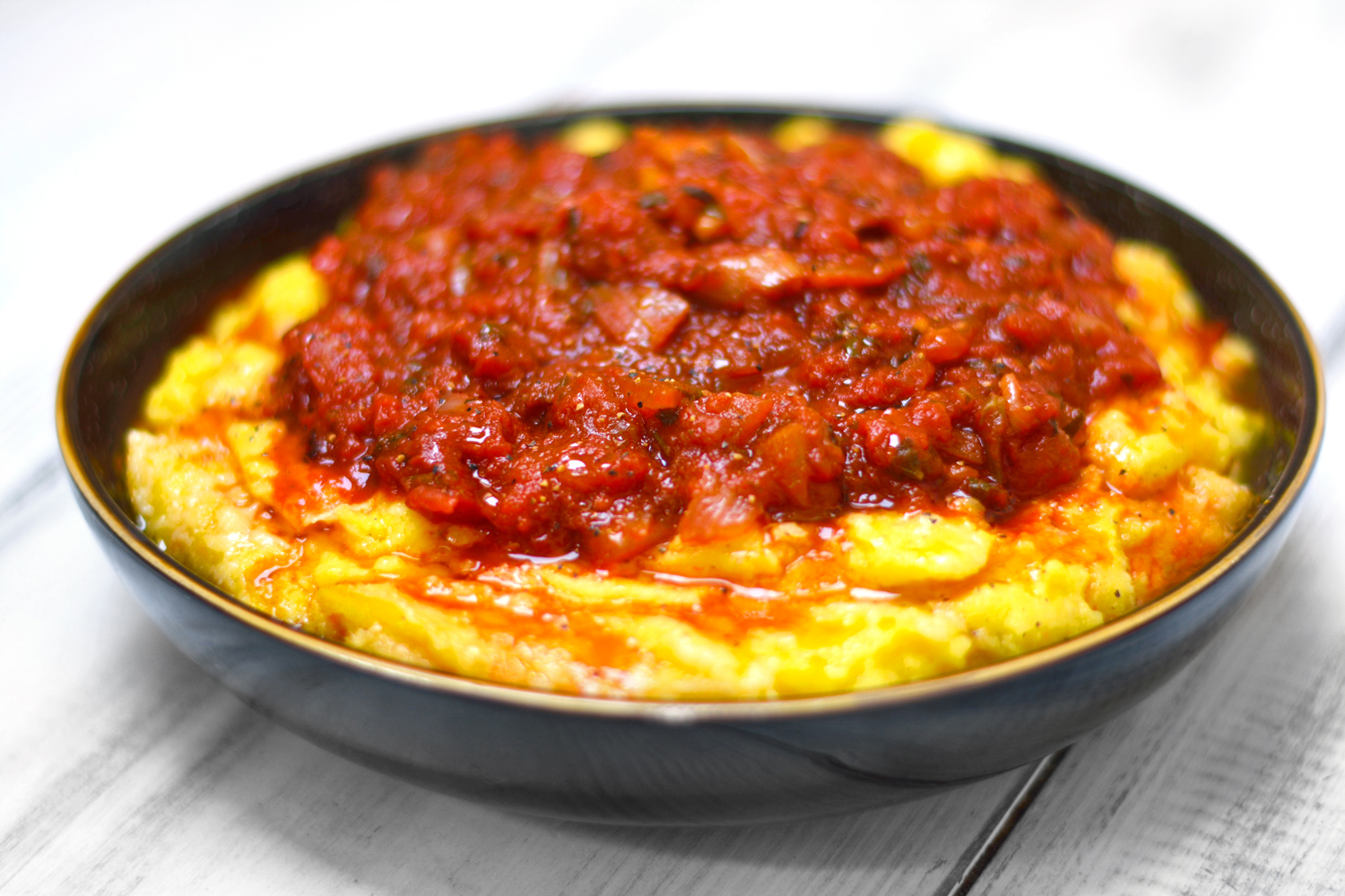 Polenta con salsa de tomate y albahaca