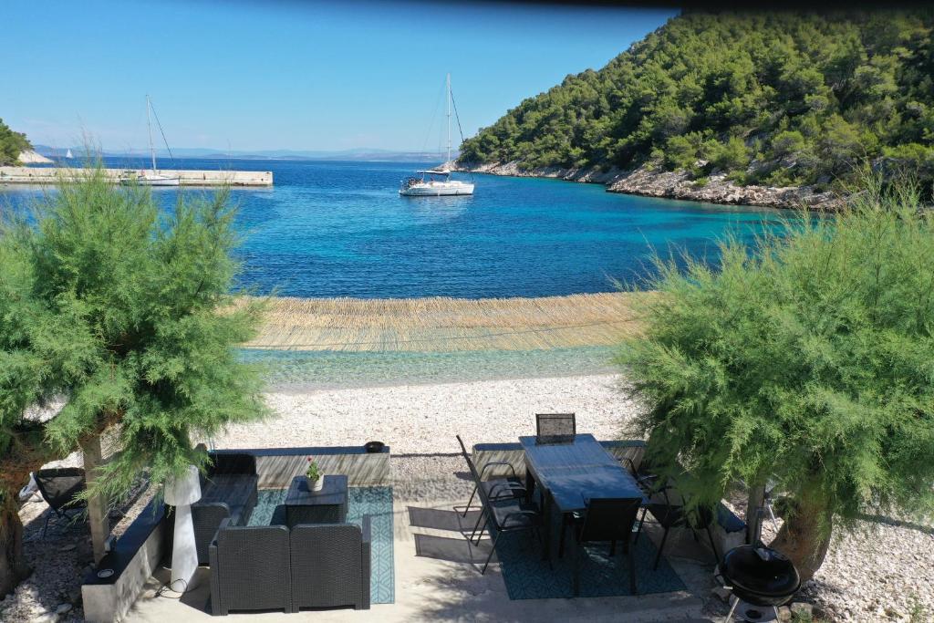 Mala Stiniva Beach