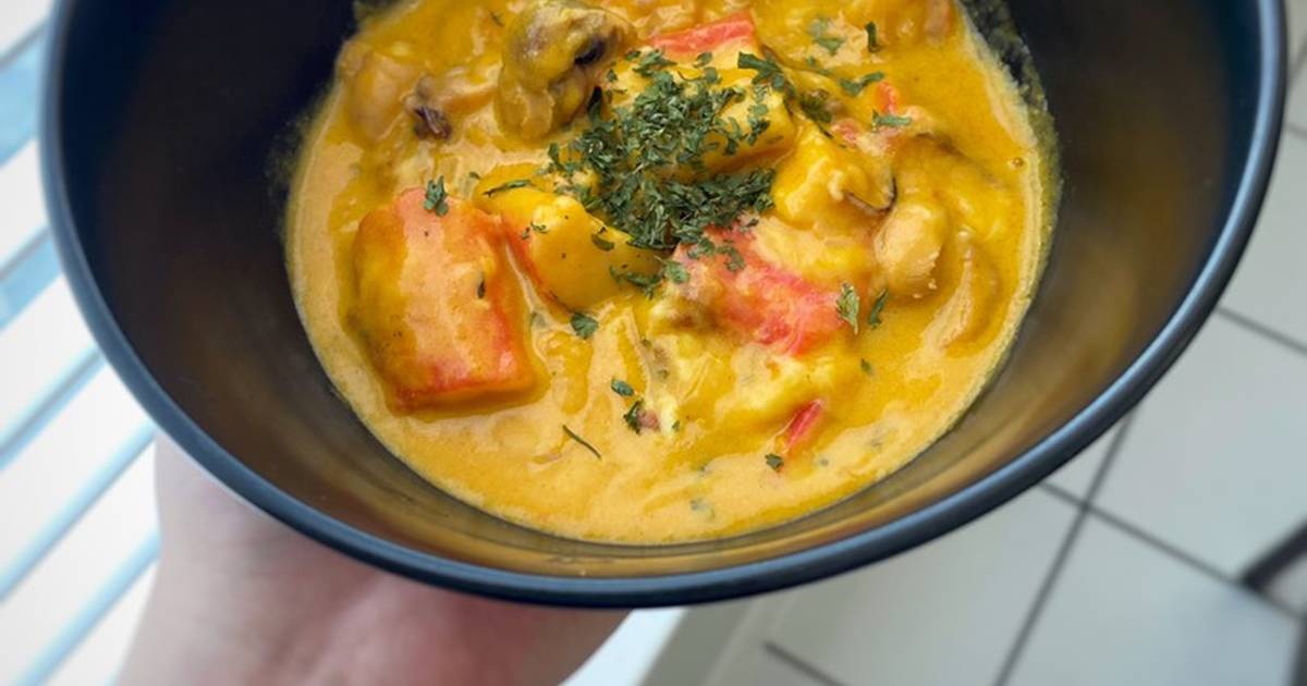 Sopa de mariscos con coco y curry