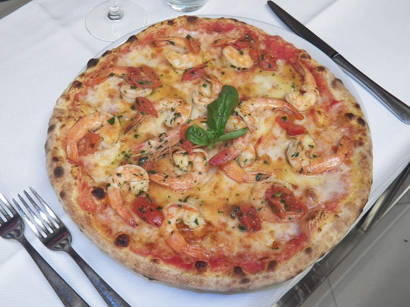 Pizza Caprese con salmón ahumado