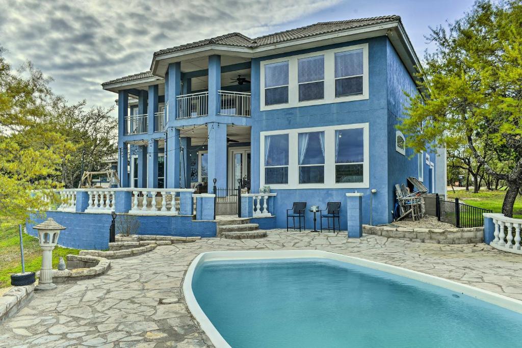Coastal Retreat with Panoramic Views