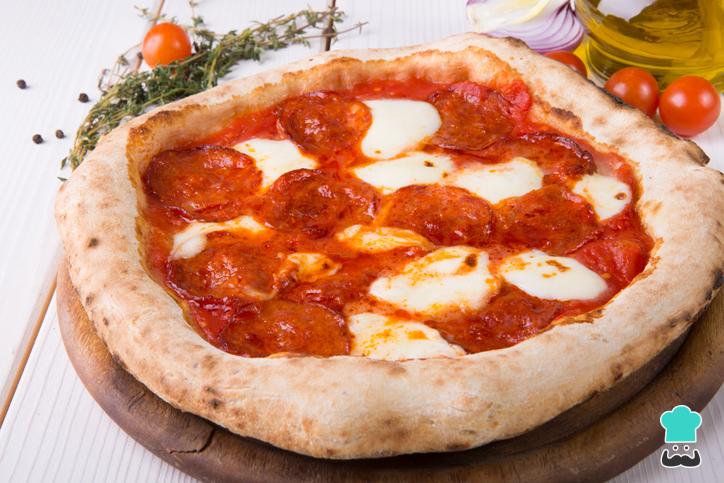 Pizza de pepperoni con masa de espelta en robot de cocina