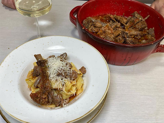 Pappardelle con salsa de jabalí y vino blanco