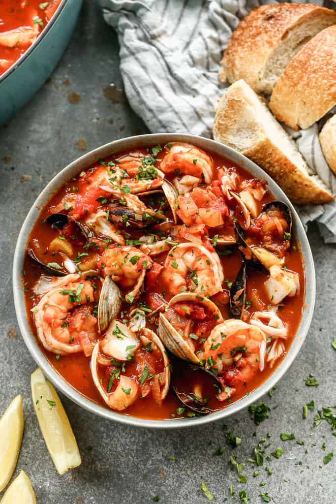 Cioppino de calamares con salsa de cilantro