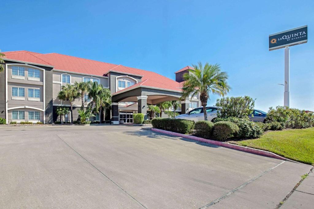 9. La Quinta Inn & Suites by Wyndham Corpus Christi - N Padre Island