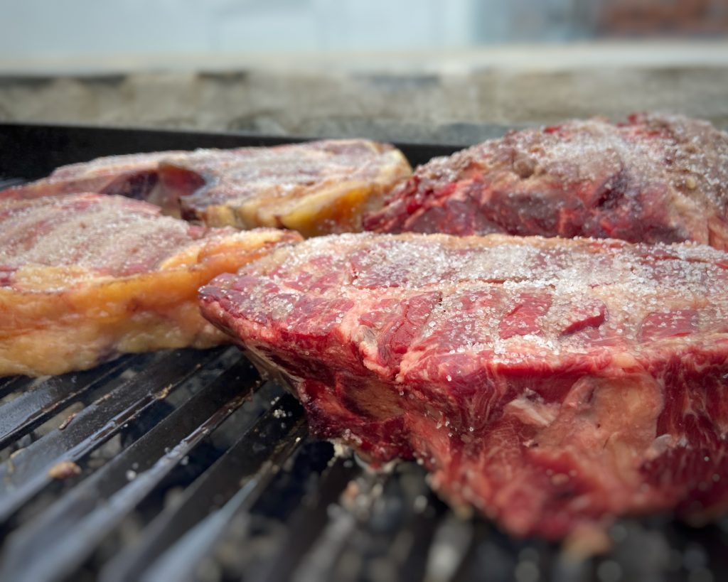 Chuletón de buey a la parrilla con verduras a la brasa