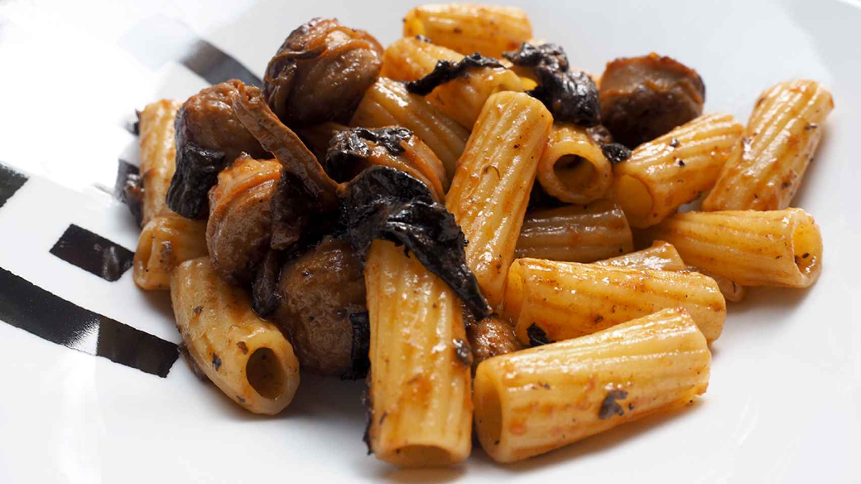 Tagliatelle con salsa de setas y salchicha