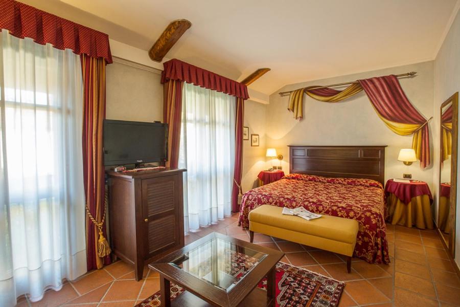 Romantic Hotel with TV