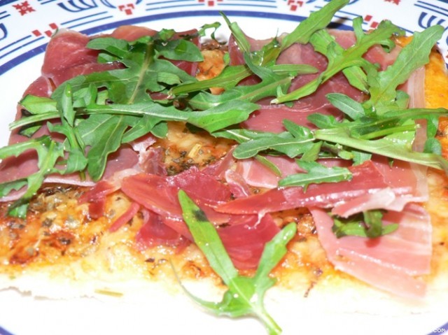 Pizza de jamón y rúcula con masa de trigo sarraceno en Thermomix