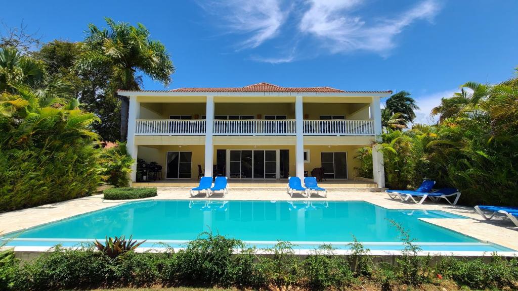 Spacious Villa with Infinity Pool