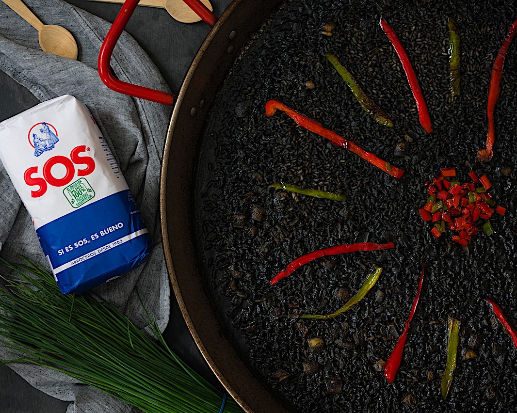 Arroz negro con mejillones al vino blanco