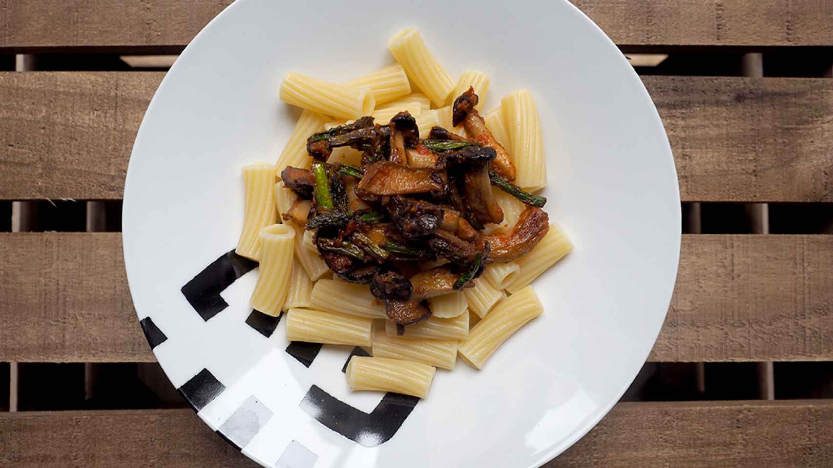 Tagliatelle con salsa de setas y espárragos
