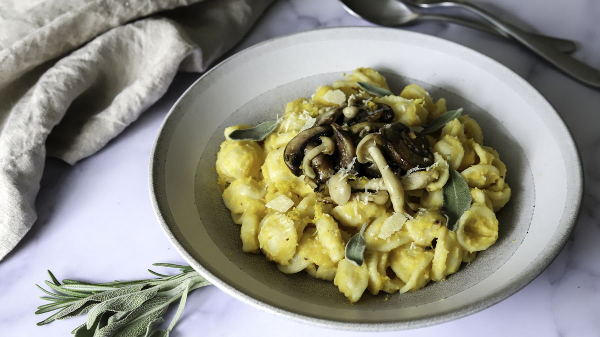 Tagliatelle con salsa de setas y hierbas frescas