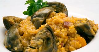 Alcachofas con jamón y arroz