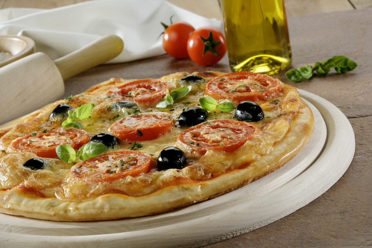 Pizza Margherita con aceitunas negras
