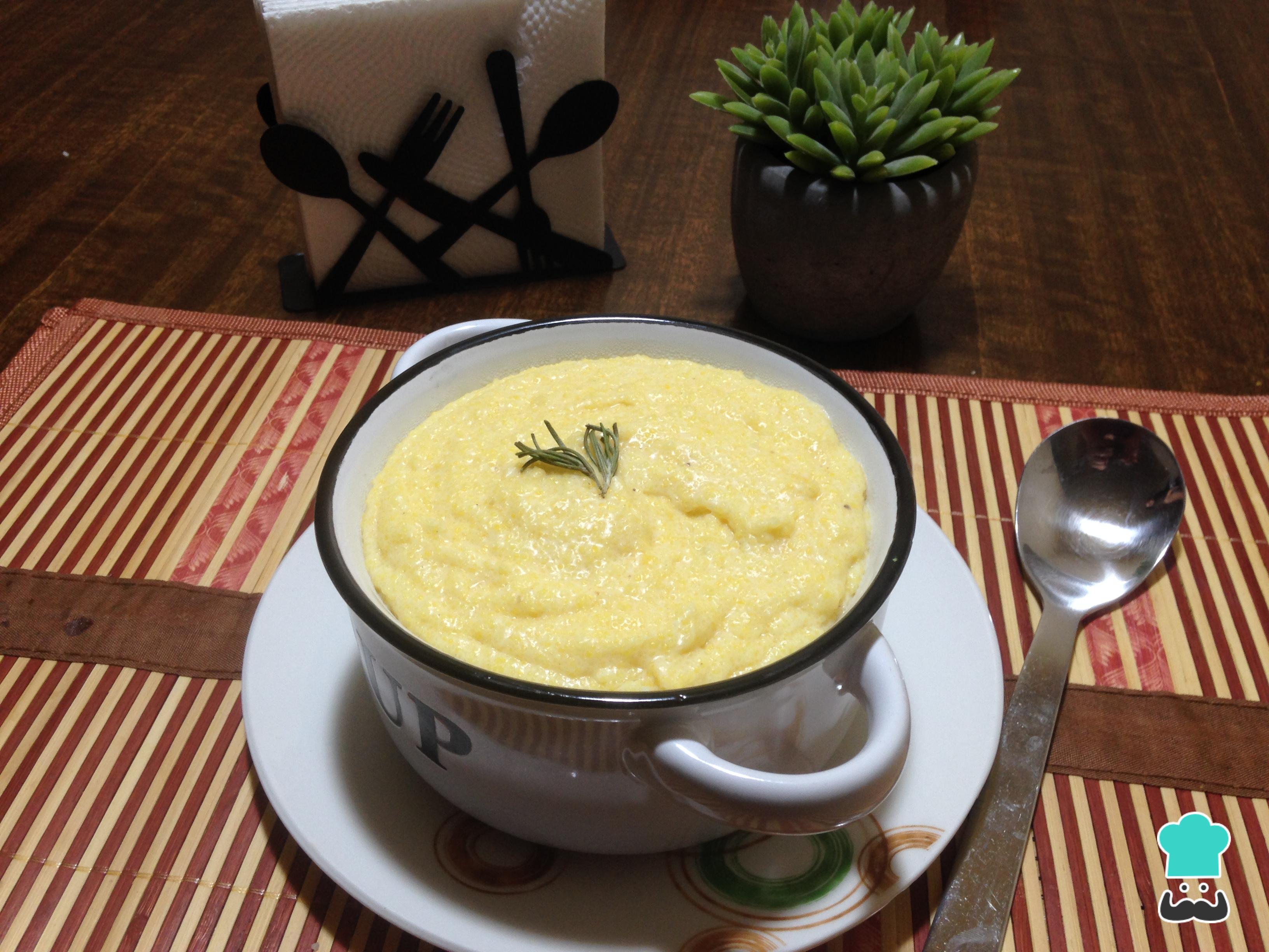 Polenta con salsa de carne y queso parmesano